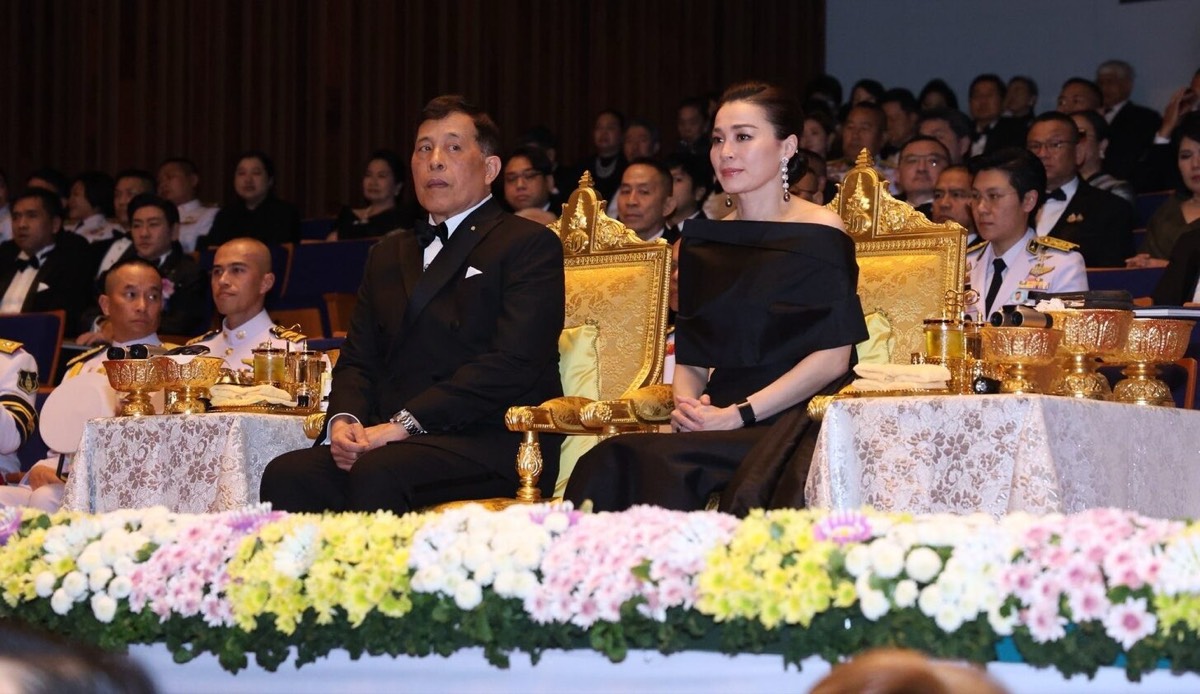 His Majesty the King and Her Majesty the Queen of Thailand seated upon the royal thrones at the National Unity Concert, Mahidol Sithakarn Hall.